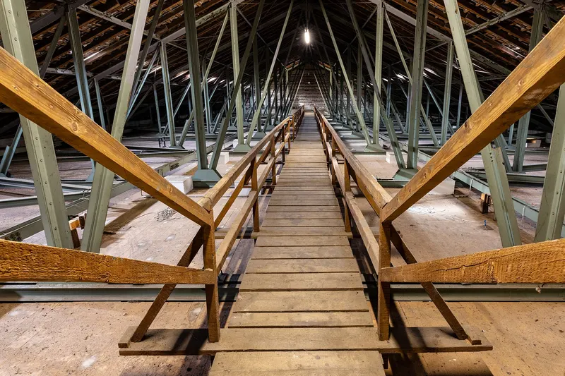 Dakconstructie met houten spanten in aanbouw