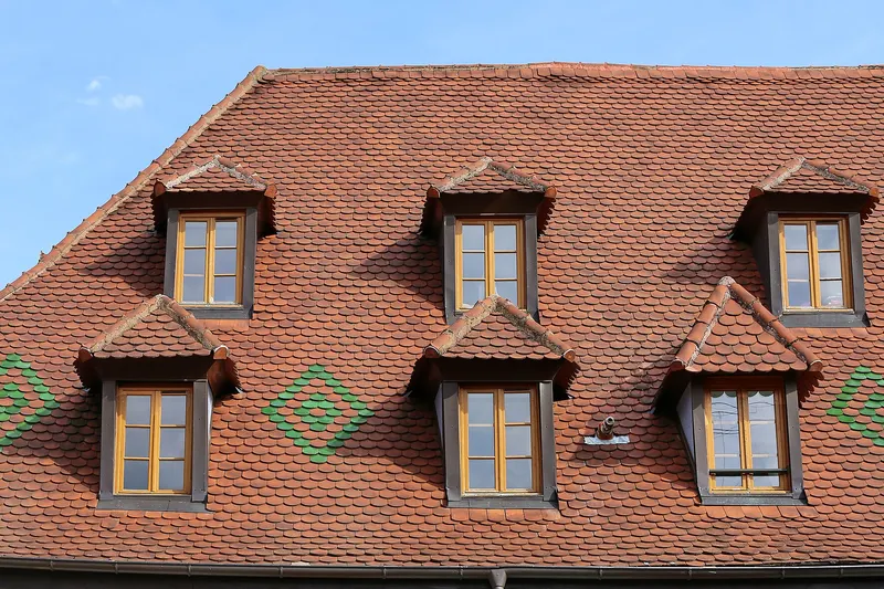 Dakkapel op een hellend dak van een rijtjeswoning