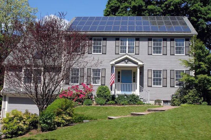 Zonnepanelen op het dak van een woning